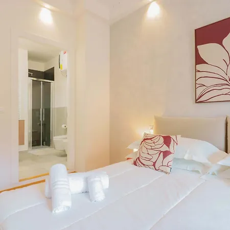 Nettuno Boutique - Historic Centre 4*